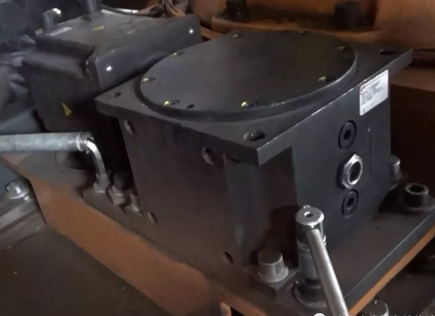 擰松變數箱的三個緊固螺絲,和一個偏心輪的緊固螺絲 擰松變數箱的三個緊固螺絲,和一個偏心輪的緊固螺絲